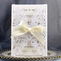 Partecipazione matrimonio laser cut con cuore floreale bianco e fiocco in raso crema - Guscio Bianco E Carta Interna Avorio