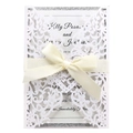 Elegante invito di nozze bianco tagliato al laser con nastro crema e motivo traforato - Custodia Bianca Con Rivestimento Argento