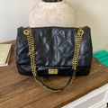 Klassische schwarze Stepptasche mit goldener Kette und Drehverschluss-Detail - Gold