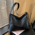 Minimalistische schwarze glänzende PU-Leder-Einkaufstasche mit festem Schultergurt und Anhänger - Schwarz