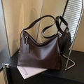 Große dunkelbraune Hobo-Tasche aus weichem Lederimitat mit verstellbarem Gurt - Braun