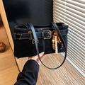 Borsa a spalla nera retrò in finta pelle scamosciata con perline e fibbia in metallo - Nero con ciondolo