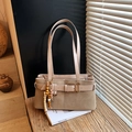 Borsa a tracolla vintage beige in pelle con perline di legno e fibbia dorata lucida - Beige Con Ciondolo