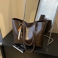 Borsa tote retrò marrone scuro in pelle invecchiata con logo dorato e ciondolo - Con Ciondolo / Marrone