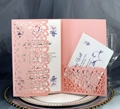 Détail d'invitation de mariage rose découpée au laser avec carte intérieure fleurie - Rose