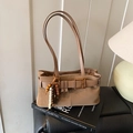 Borsa a spalla vintage marrone kaki in pelle invecchiata con cintura e perle colorate - Marrone con ciondolo