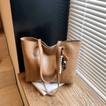 Grande borsa tote retrò in pelle PU marrone con ciondolo a perline elegante e capiente - Con Ciondolo / Cachi