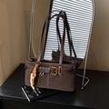 Borsa a spalla retrò marrone scuro con fibbia e ciondolo di perline in pelle con finitura opaca - Caffè con Ciondolo