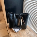 Borsa tote nera minimalista in ecopelle con ciondolo di perline per l'ufficio - Con Ciondolo / Nero