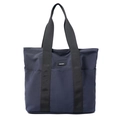 Detalle de los bolsillos laterales y el logo de un bolso tote grande de nailon azul - Azul