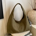 Borsa hobo grande in tela verde militare con ciondolo a orsetto a scacchi per il pendolarismo - Verde con Pendente