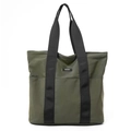 Primer plano del bolso tote de nailon verde oliva con asas negras y parche de logo - Verde