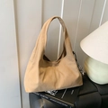 Borsa hobo minimalista scamosciata color sabbia con ciondolo a orso su libri vintage - Cachi con Pendente