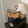Vintage τσάντα bucket από καφέ και μαύρο δέρμα με διακοσμητική γούνινη φούντα και patchwork σχέδιο - Καφέ με μενταγιόν