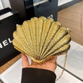 Elegante goldene Abendtasche in Muschelform mit Metallstruktur und Kettenriemen - Gold