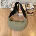 Bolso bandolera de nailon verde salvia tipo media luna con correa negra ajustable - Verde