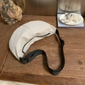 Bolso bandolera beige de media luna en nailon ligero con correa negra ajustable - Blanco