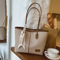 Bolso tote beige minimalista con ribete marrón y pañuelo de seda para mujer elegante - Caqui