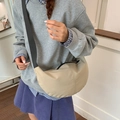 Bolso bandolera beige de media luna con correa ancha negra en modelo - Caqui