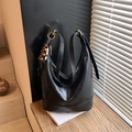 Grande borsa a tracolla Hobo nera in pelle lucida con anelli in metallo dorato - Nero (Con Ciondolo)