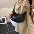 Bolso hobo grande negro en forma de media luna con colgante de osito de peluche café - Con Colgante de Peluche / Negro