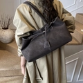 Grande borsa tote retrò marrone antracite con cuciture bianche a contrasto e pelle morbida - caffè