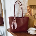 Bolso tote minimalista rojo oscuro con pañuelo de seda y correas delgadas al hombro - Rojo