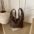 Grande borsa a tracolla vintage marrone caffè con nappina di perline e dettagli oro - Caffè (Con Ciondolo)
