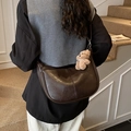 Bolso bandolera de media luna marrón oscuro en cuero sintético con dije de oso - Con Colgante de Peluche / Marrón