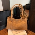 Elegante borsa tote marrone terra in finta pelle scamosciata con fibbia decorativa - Marrone