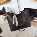 Sac fourre-tout élégant en similicuir noir avec foulard en soie et plaque logo métal - Noir