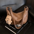 Bolso tote vintage de cuero sintético marrón con líneas redondas y colgante de cachorro - Con Colgante de Peluche / Marrón