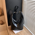 Klassische schwarze Hobo-Schultertasche aus Ölwachsleder mit verstellbarem Gurt und Goldteilen - Schwarz (Ohne Anhänger)