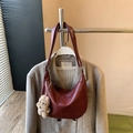 Bolso de hombro media luna rojo oscuro en textura de cuero con un peluche de perro - Con Colgante de Peluche / Burdeos