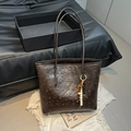Grand sac cabas marron foncé avec motif de chiot en relief et breloque en perles de bois - Marron
