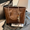 Sac fourre-tout tendance en cuir marron foncé avec motifs de chiens et pompon perlé - Marron