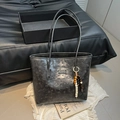 Grand sac cabas noir avec motif chiot gaufré et porte-clés décoratif en perles - Noir