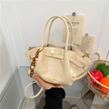Beige bucket bag met krokodillenreliëf, unieke golfplooien en kralenhanger detail - Met Hanger / Beige