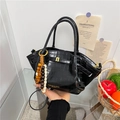 Elegante zwarte bucket bag met krokodillenprint, kralenkwastje en gouden belettering - Met Hanger / Zwart