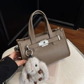 Bolso de mano en cuero marrón oscuro con grano de lichi, cierre plateado y peluche de conejo - Gris Elefante (Con Colgante)