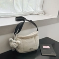 Gebroken witte gewatteerde puffer emmertas met zwarte riem en pluche konijn - Wit (Met Hanger)