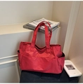 Detail van rode ruitjes canvas shopper met zijvak en duurzame stoftextuur voor dagelijks - Bordeauxrood