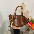 Donkerbruine bucket bag met krokodillenprint, handvatten en decoratieve kralenhanger - Met Hanger / Bruin