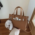 Bolso tote de cuero granulado marrón con hebilla plateada y colgante de conejo - Marrón Caramelo (Con Colgante)