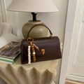 Sac à main vintage en cuir marron foncé avec boucle dorée et breloque en perles - PU Café
