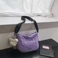 Gewatteerde paarse nylon emmertas met Karl-logo, brede riem en pluche konijntje - Paars (Met Hanger)