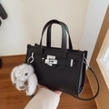 Bolso tote de cuero lichi negro con cierres plateados y colgante de conejo gris - Negro (Con Colgante)