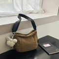Sac bandoulière en nylon matelassé marron avec sangle noire et charm lapin en peluche - Marron (Avec Pendentif)