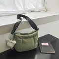 Sac seau matelassé vert olive avec bandoulière noire et accessoire en peluche doux - Vert (Avec Pendentif)