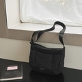 Sac seau noir matelassé minimaliste avec logo argenté et bandoulière large ajustable - Noir (Sans Pendentif)